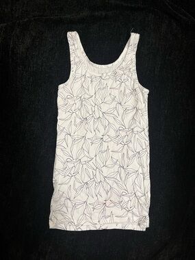 a new day White Tank Top with Leaf Line Print